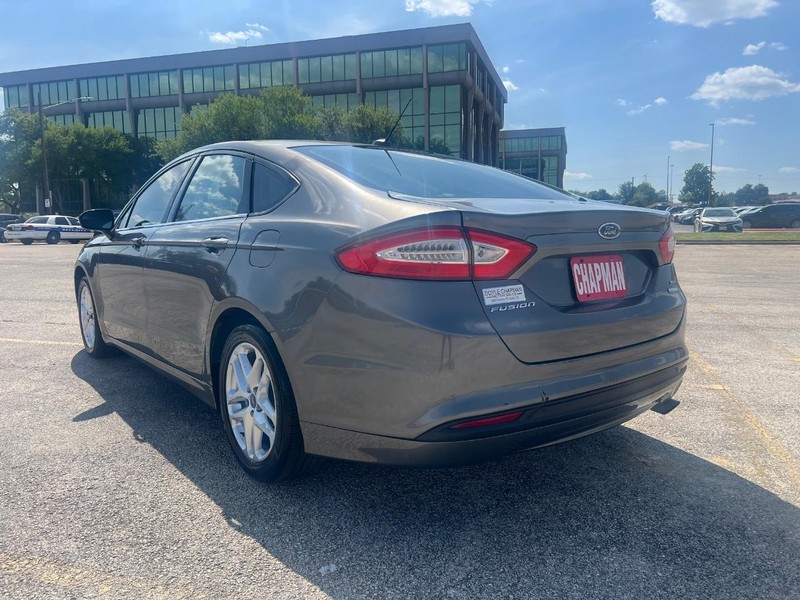Ford Fusion Vehicle Full-screen Gallery Image 07