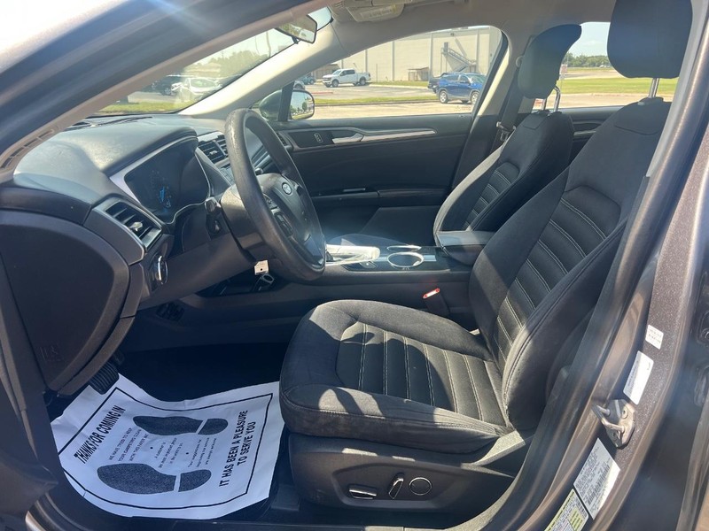 Ford Fusion Vehicle Full-screen Gallery Image 08