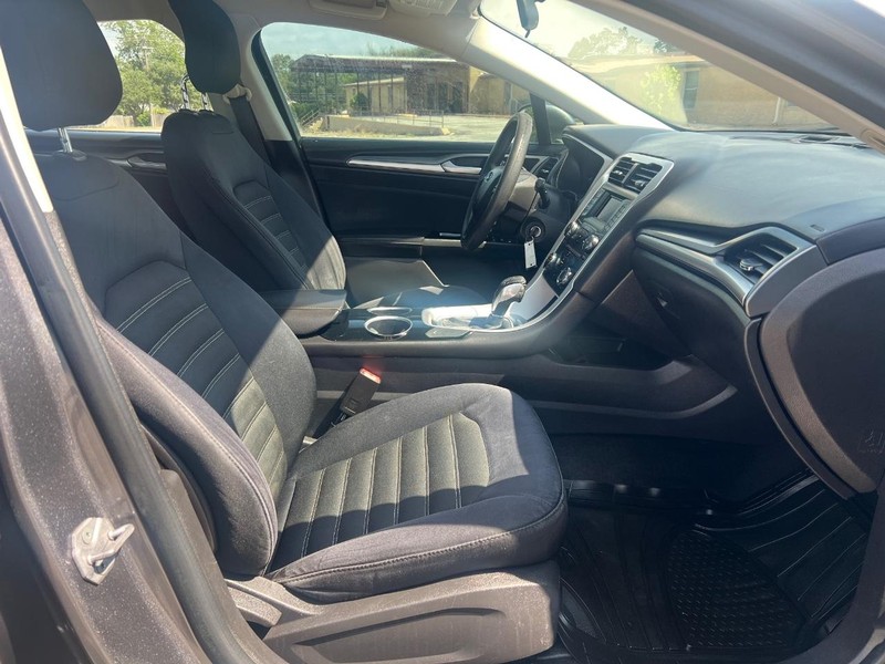 Ford Fusion Vehicle Full-screen Gallery Image 10