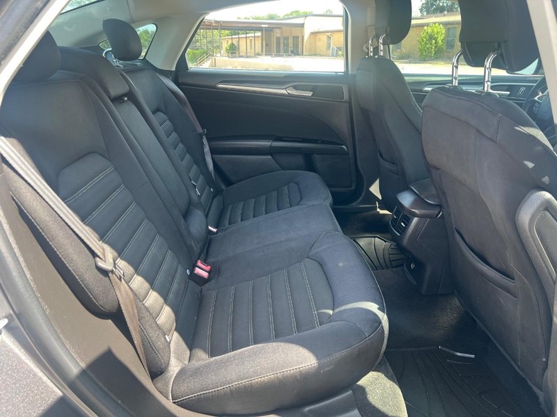 Ford Fusion Vehicle Full-screen Gallery Image 11