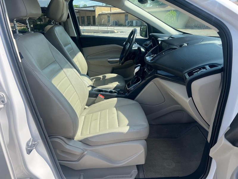 Ford Escape Vehicle Full-screen Gallery Image 10