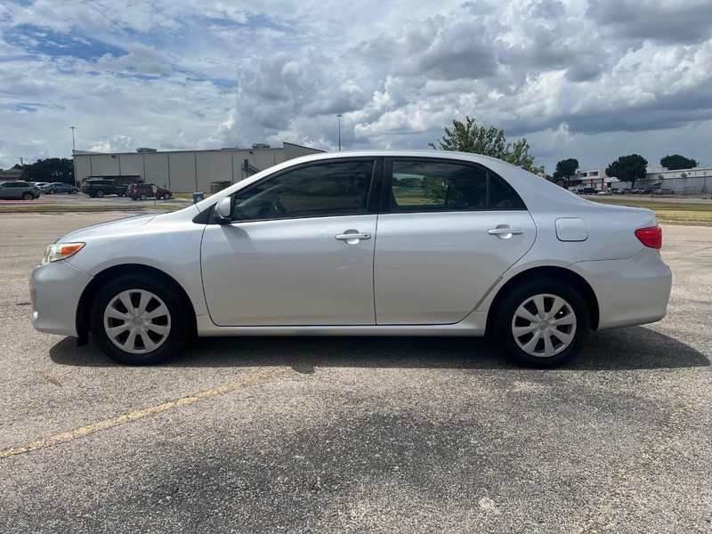 Toyota Corolla Vehicle Full-screen Gallery Image 2
