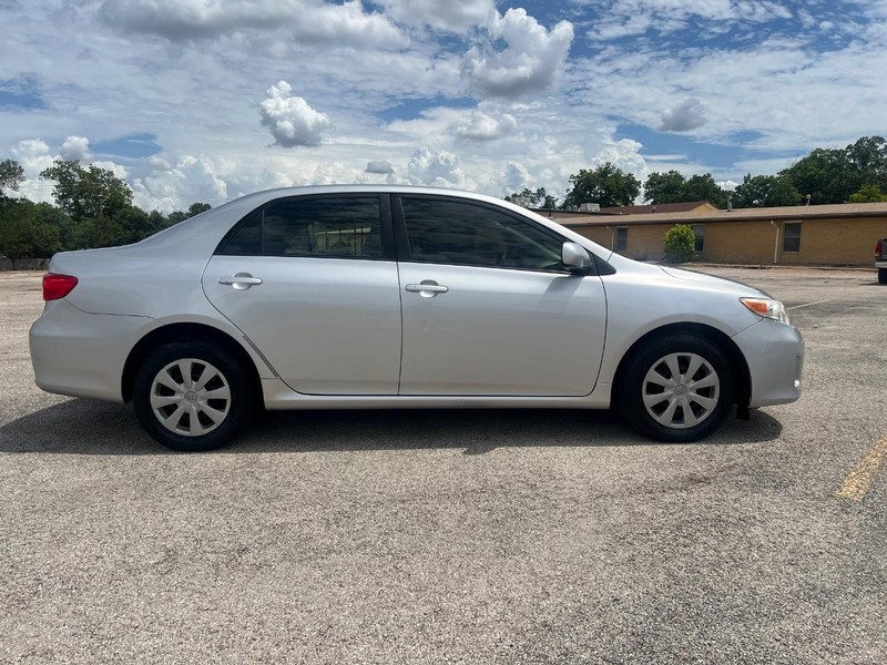 Toyota Corolla Vehicle Full-screen Gallery Image 5
