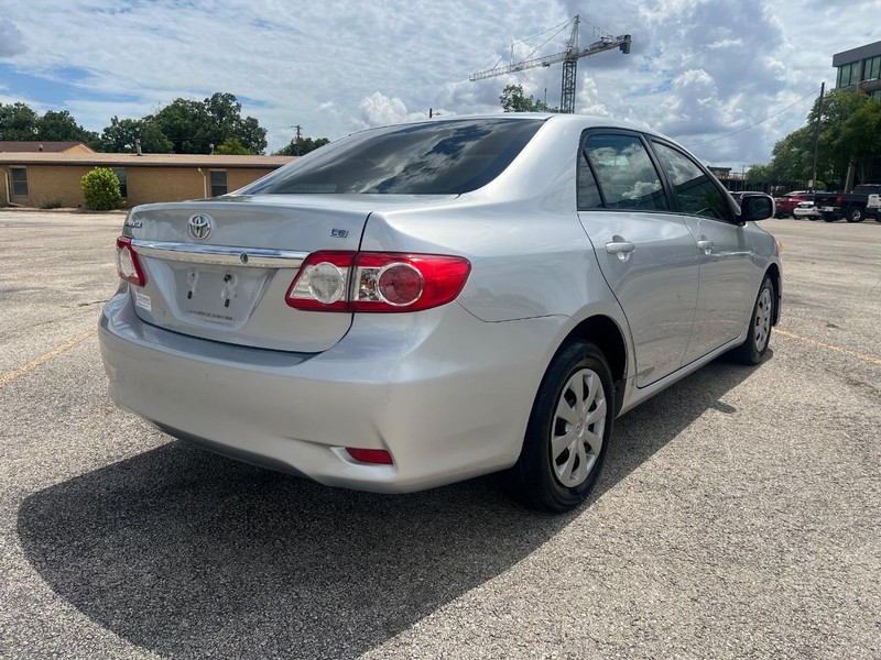 Toyota Corolla Vehicle Full-screen Gallery Image 6