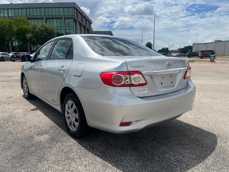Toyota Corolla Vehicle Full-screen Gallery Image 7