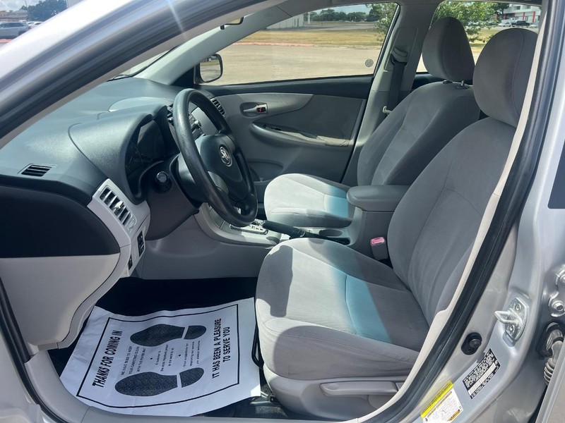 Toyota Corolla Vehicle Full-screen Gallery Image 8