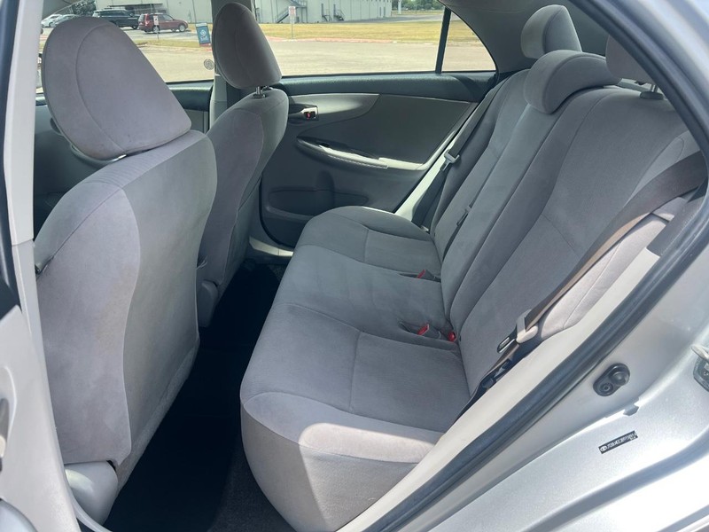 Toyota Corolla Vehicle Full-screen Gallery Image 9
