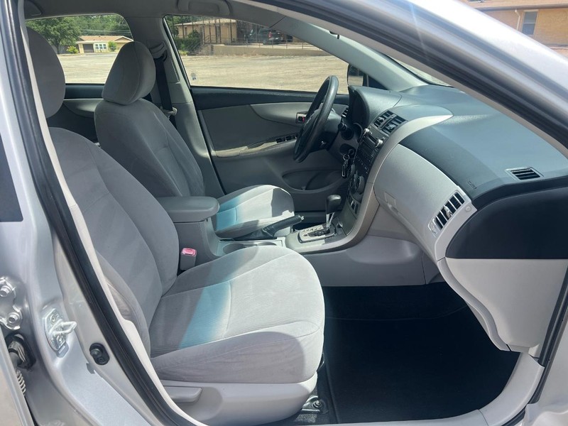 Toyota Corolla Vehicle Full-screen Gallery Image 10
