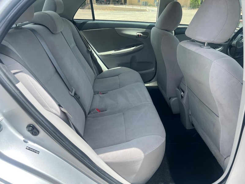 Toyota Corolla Vehicle Full-screen Gallery Image 11