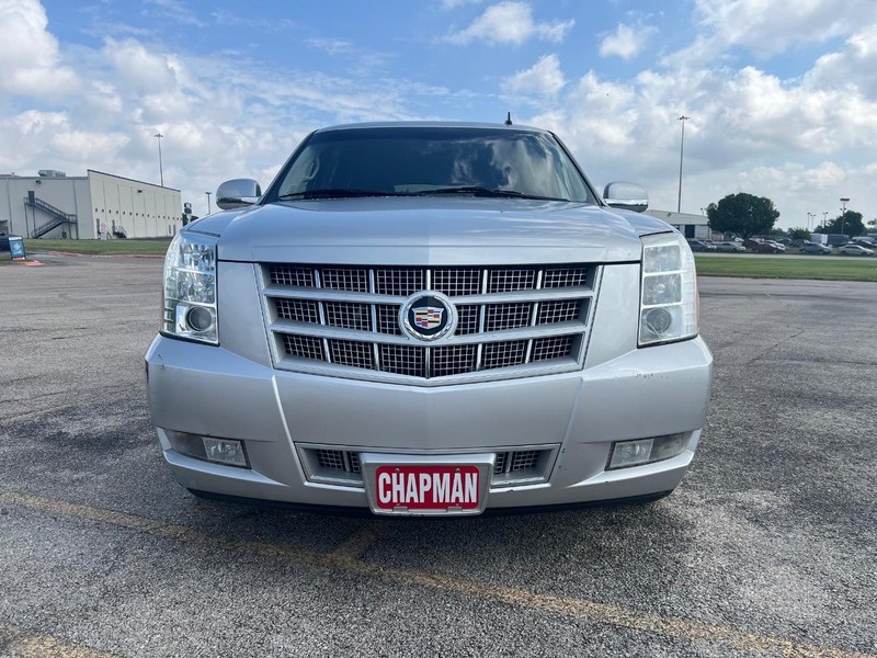 Cadillac Escalade Vehicle Full-screen Gallery Image 3