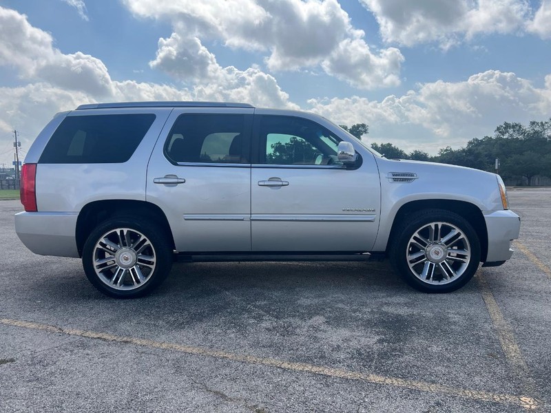 Cadillac Escalade Vehicle Full-screen Gallery Image 5
