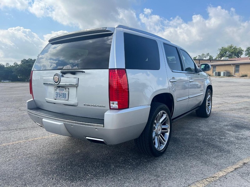 Cadillac Escalade Vehicle Full-screen Gallery Image 6
