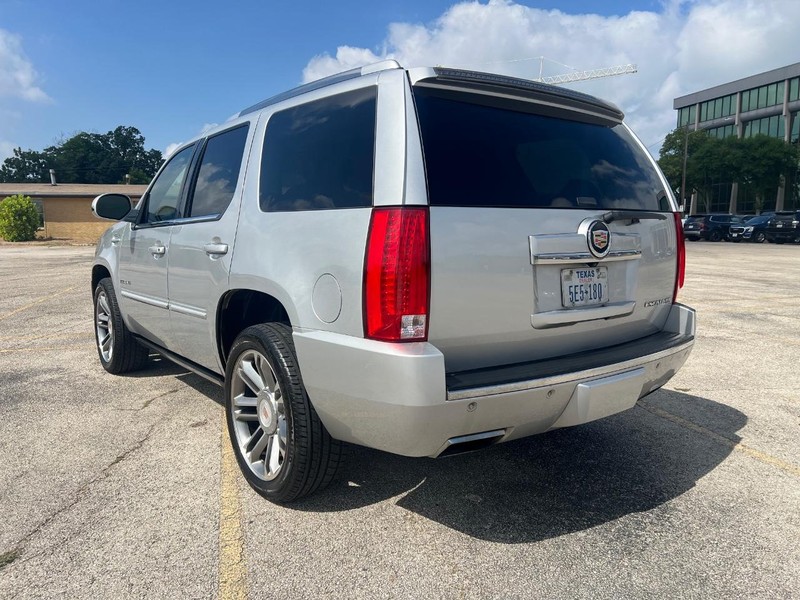 Cadillac Escalade Vehicle Full-screen Gallery Image 7