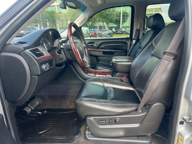Cadillac Escalade Vehicle Full-screen Gallery Image 8