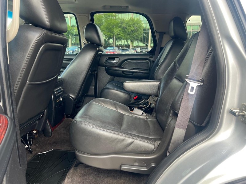 Cadillac Escalade Vehicle Full-screen Gallery Image 9