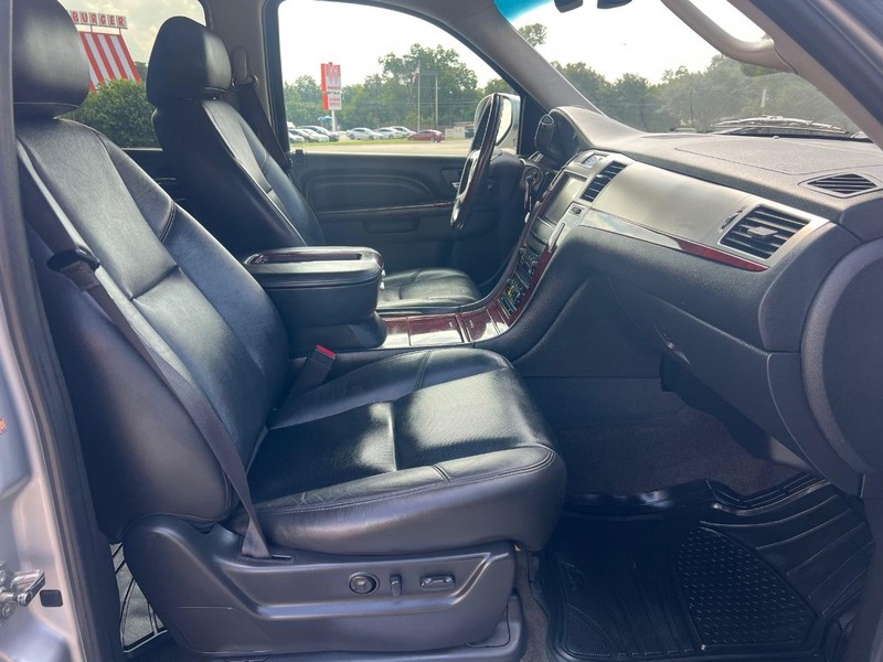 Cadillac Escalade Vehicle Full-screen Gallery Image 11