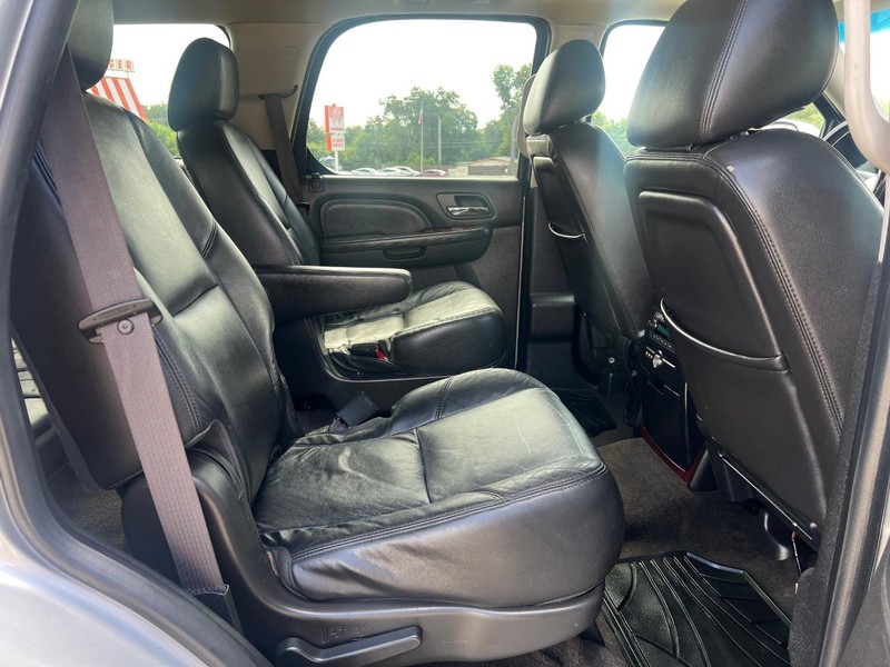 Cadillac Escalade Vehicle Full-screen Gallery Image 12