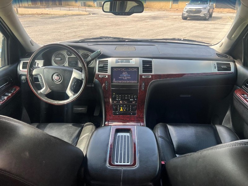 Cadillac Escalade Vehicle Full-screen Gallery Image 13