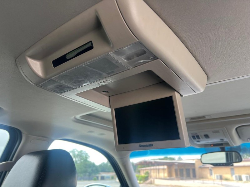 Cadillac Escalade Vehicle Full-screen Gallery Image 14