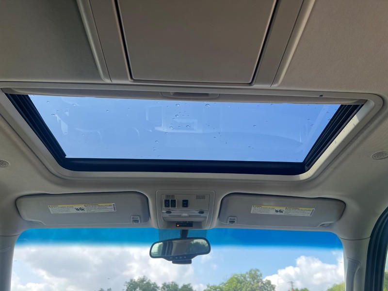Cadillac Escalade Vehicle Full-screen Gallery Image 15