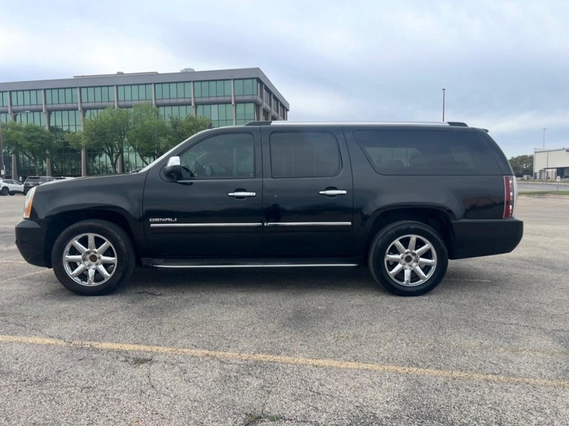 GMC Yukon XL Vehicle Full-screen Gallery Image 02