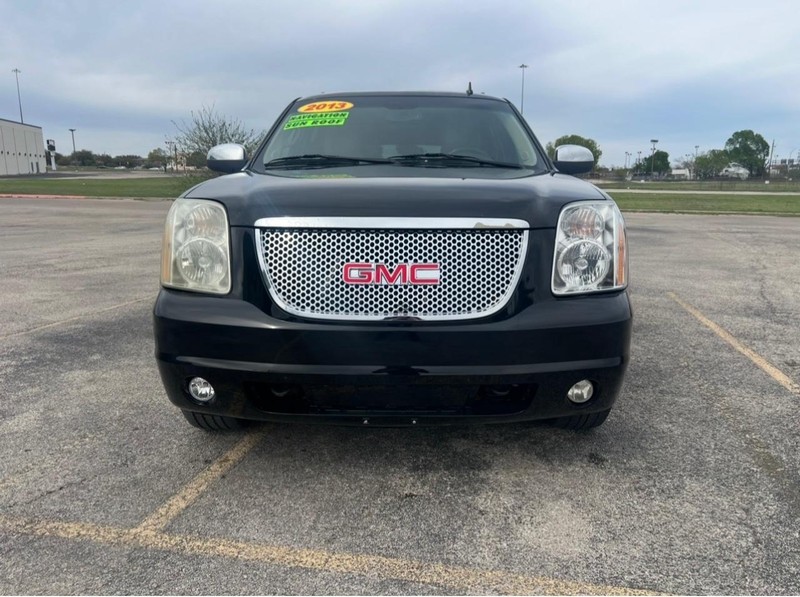 GMC Yukon XL Vehicle Full-screen Gallery Image 03