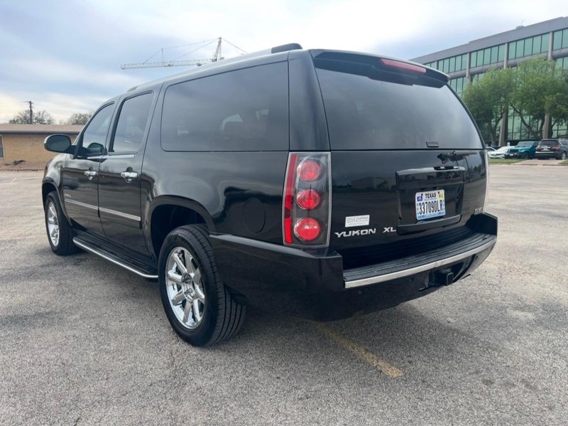 GMC Yukon XL Vehicle Full-screen Gallery Image 07