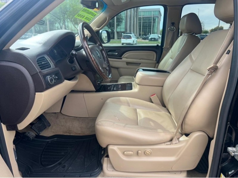 GMC Yukon XL Vehicle Full-screen Gallery Image 08