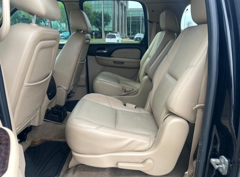 GMC Yukon XL Vehicle Full-screen Gallery Image 09