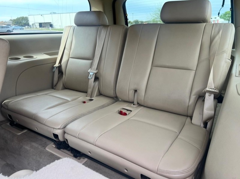 GMC Yukon XL Vehicle Full-screen Gallery Image 10