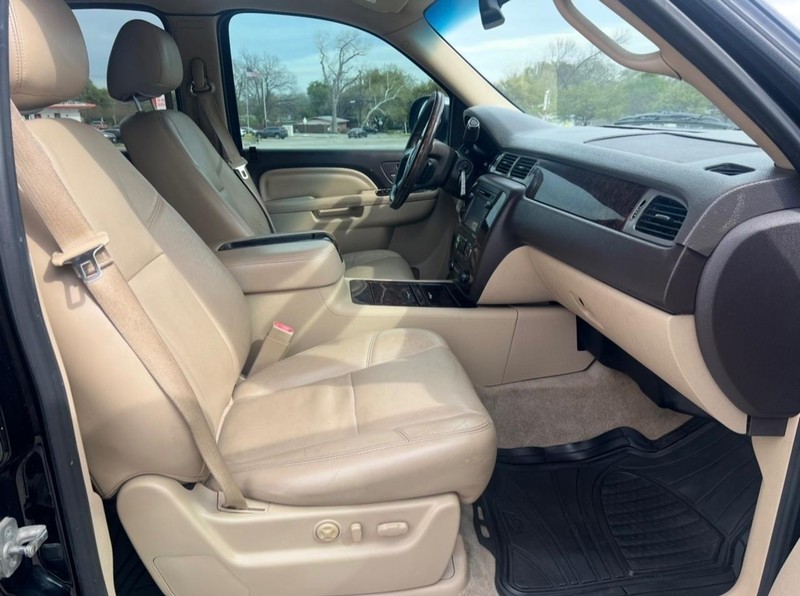 GMC Yukon XL Vehicle Full-screen Gallery Image 11