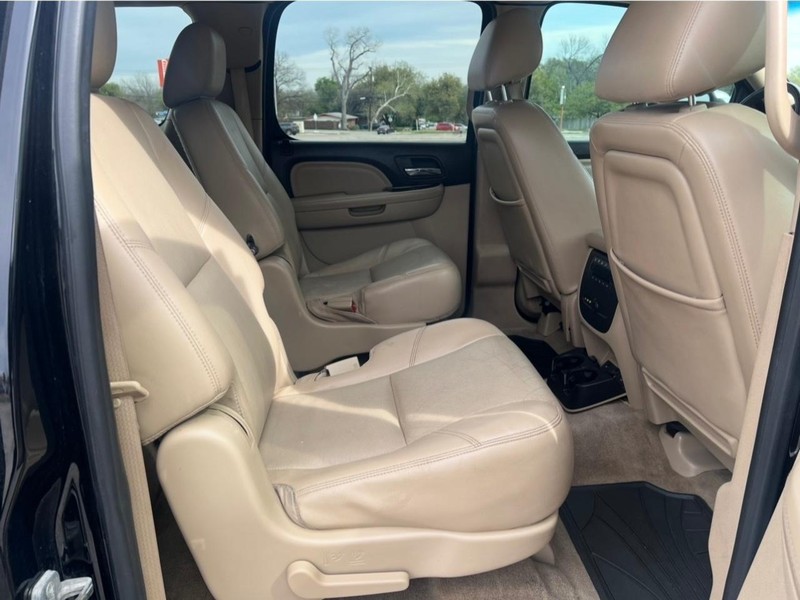 GMC Yukon XL Vehicle Full-screen Gallery Image 12