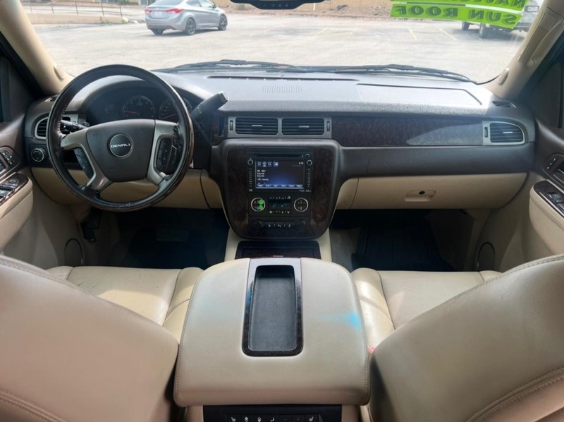 GMC Yukon XL Vehicle Full-screen Gallery Image 13