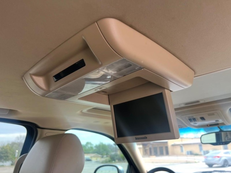 GMC Yukon XL Vehicle Full-screen Gallery Image 14