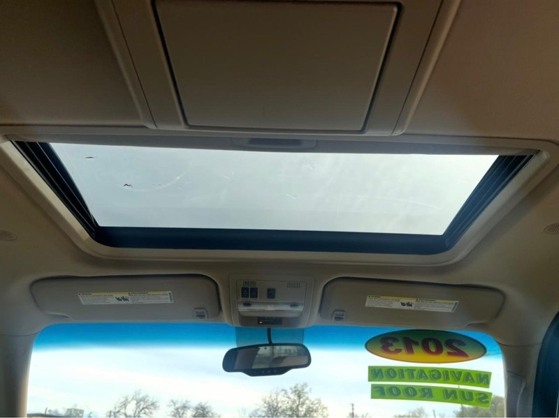 GMC Yukon XL Vehicle Full-screen Gallery Image 15