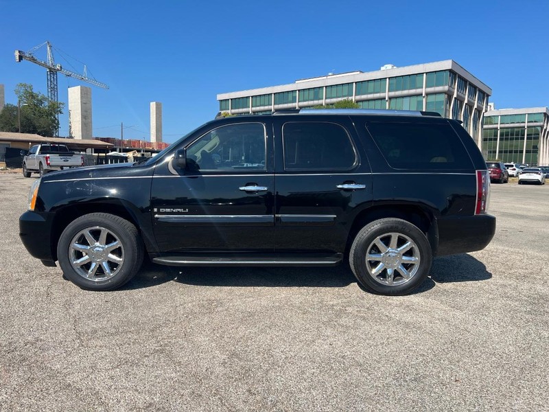 GMC Yukon Denali Vehicle Full-screen Gallery Image 2