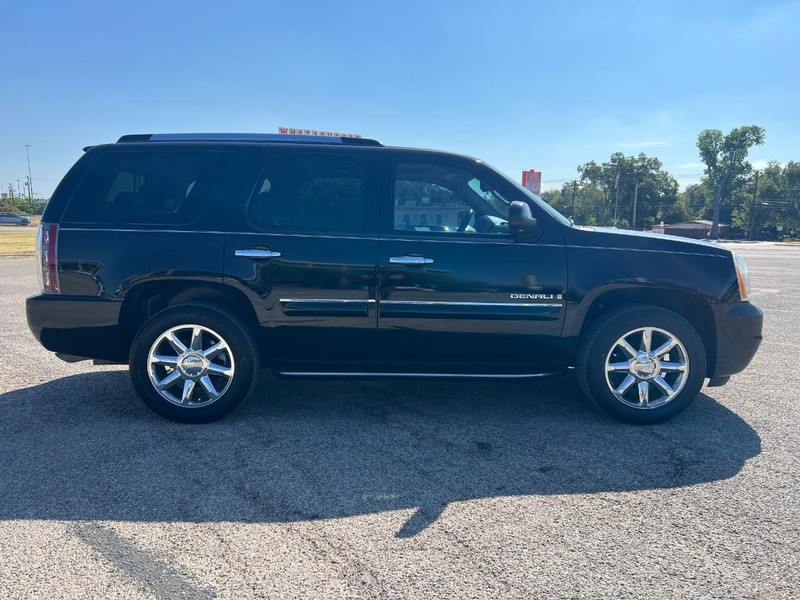 GMC Yukon Denali Vehicle Full-screen Gallery Image 5
