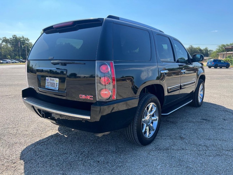 GMC Yukon Denali Vehicle Full-screen Gallery Image 6
