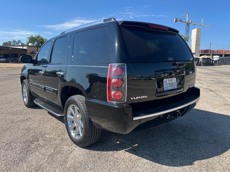 GMC Yukon Denali Vehicle Full-screen Gallery Image 7