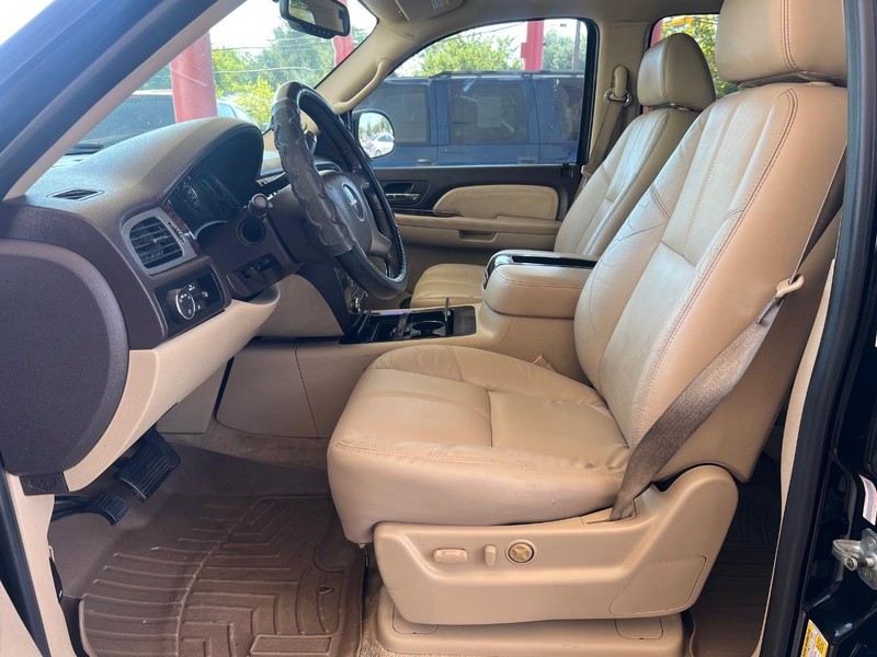 GMC Yukon Denali Vehicle Full-screen Gallery Image 8