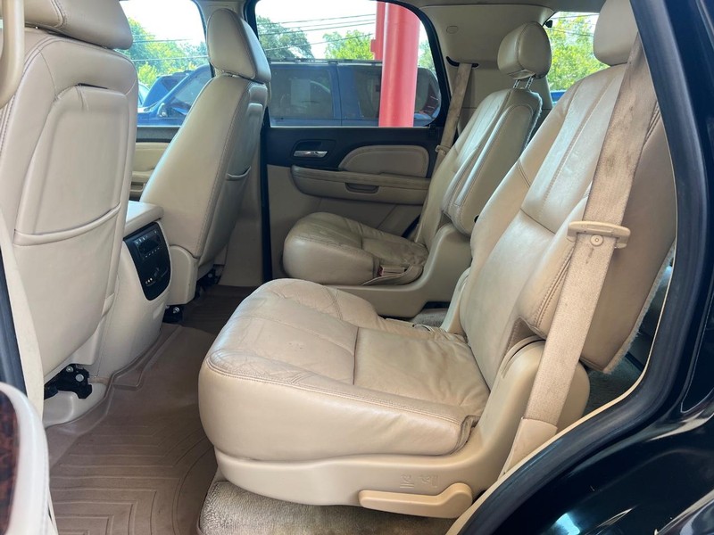 GMC Yukon Denali Vehicle Full-screen Gallery Image 9