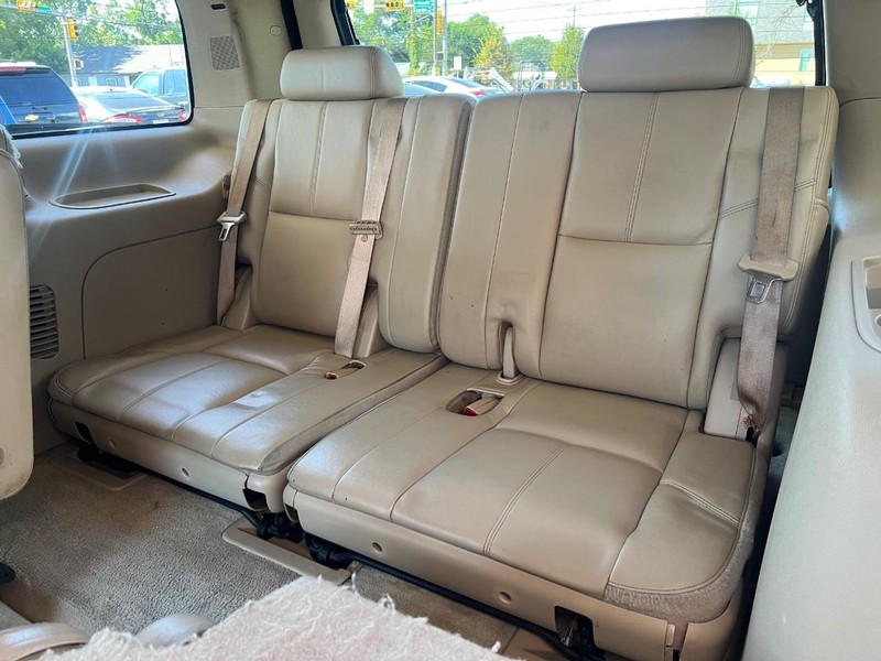 GMC Yukon Denali Vehicle Full-screen Gallery Image 10