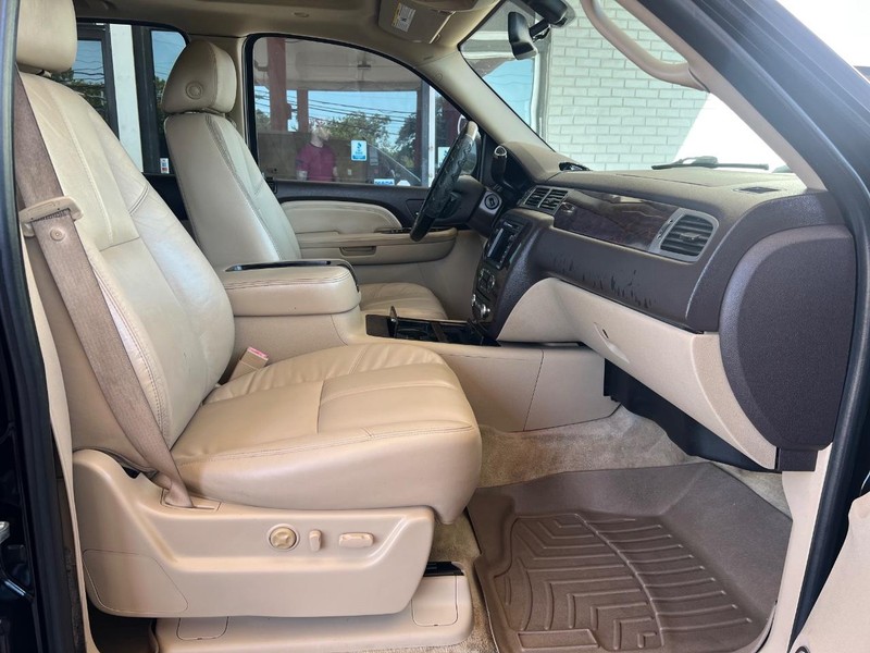 GMC Yukon Denali Vehicle Full-screen Gallery Image 11