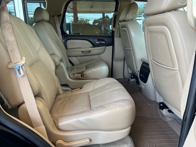 GMC Yukon Denali Vehicle Full-screen Gallery Image 12