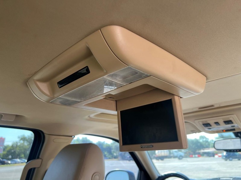 GMC Yukon Denali Vehicle Full-screen Gallery Image 13
