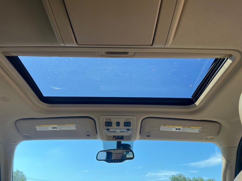 GMC Yukon Denali Vehicle Full-screen Gallery Image 14