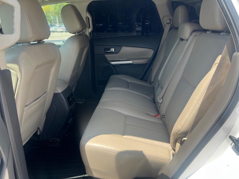 Ford Edge Vehicle Full-screen Gallery Image 9