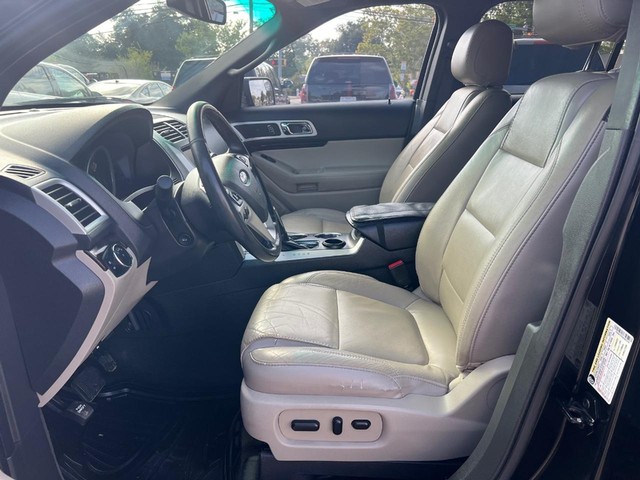 Ford Explorer Vehicle Full-screen Gallery Image 08