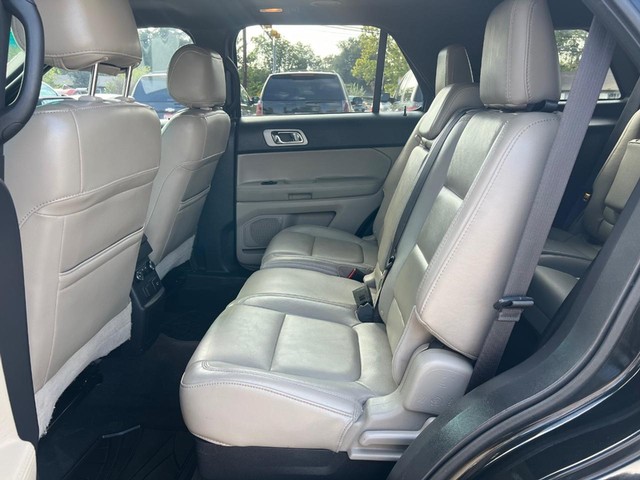 Ford Explorer Vehicle Full-screen Gallery Image 09