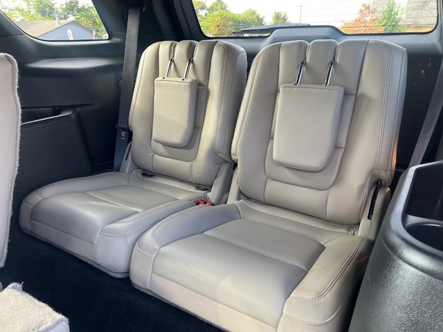 Ford Explorer Vehicle Full-screen Gallery Image 10